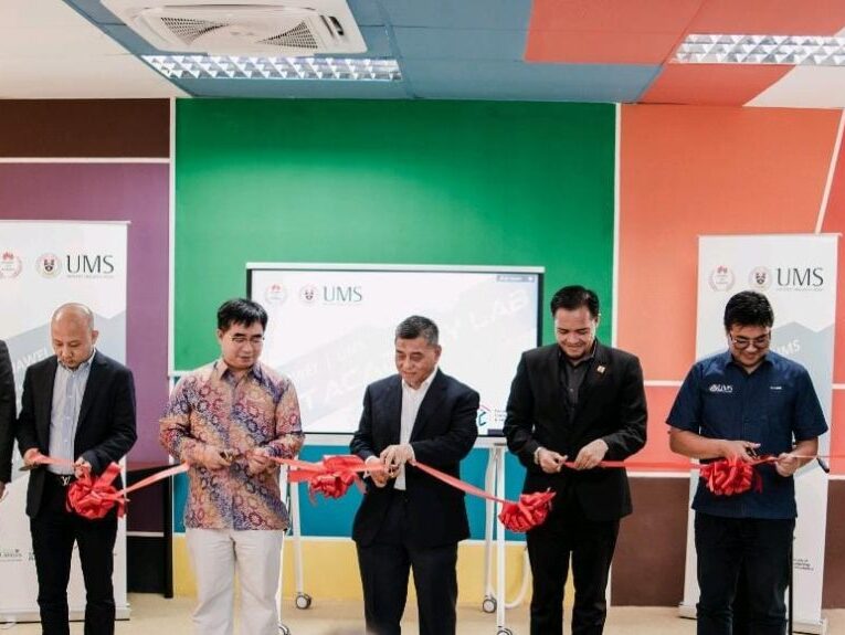 Kasim (in the middle) and Oliver Liu (second left) at the ICT Academy Lab launching.