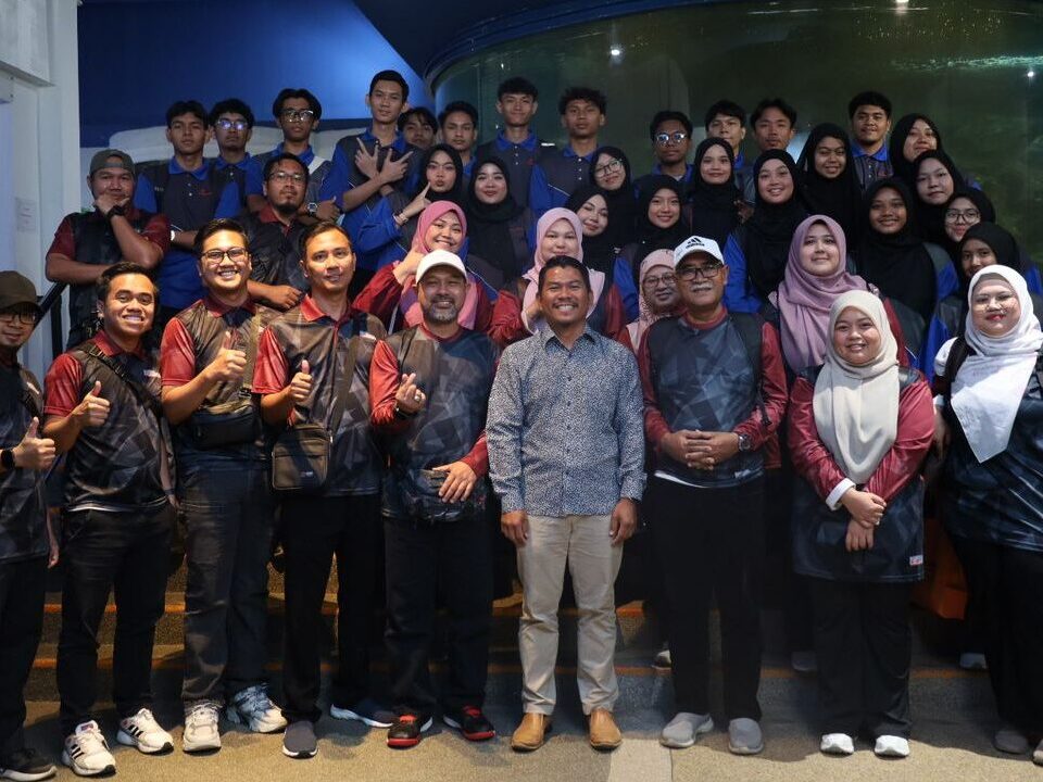 Sesi bergambar bersama Sani (empat dari kanan) dan warga KVDSAZI di Aquarium dan Muzium Marin, UMS.