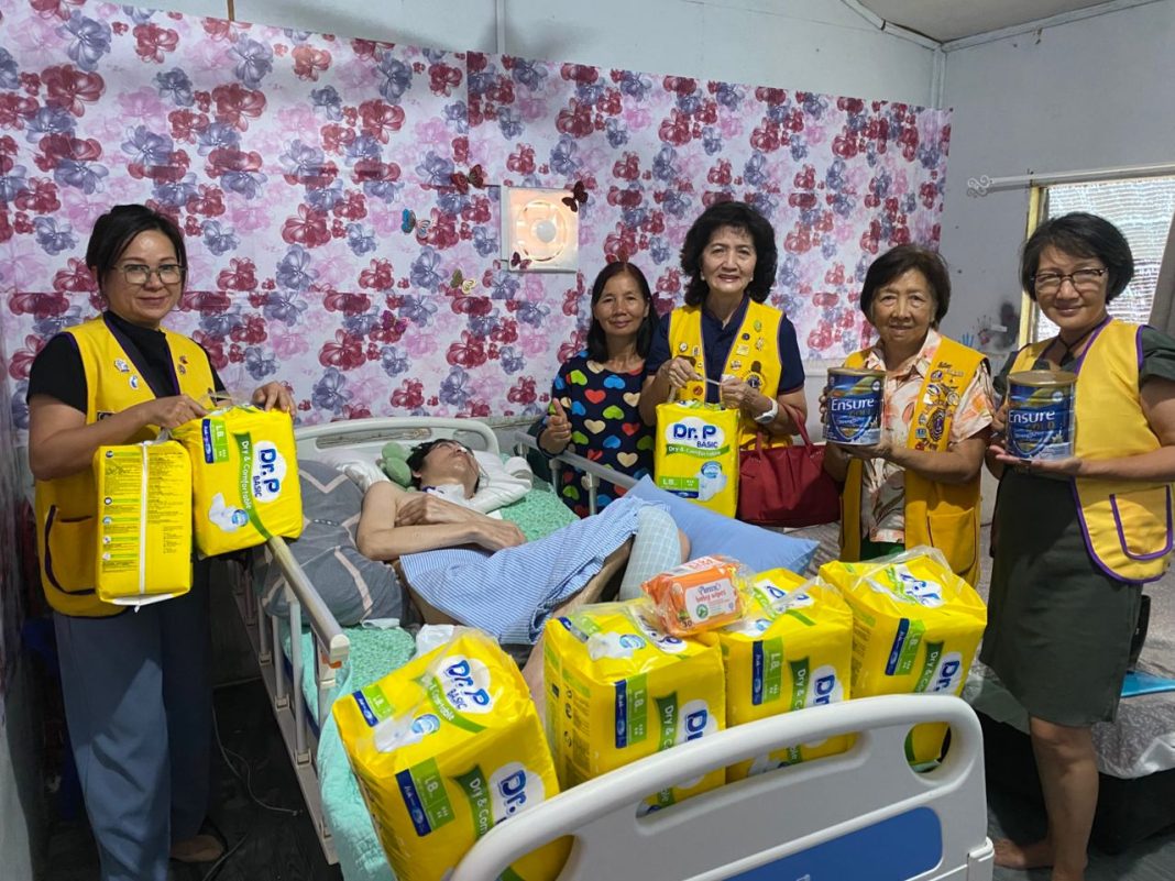 GAMBAR: Kelab Lions Keningau Host mengagihkan bantuan kepada Jefrin yang terlantar