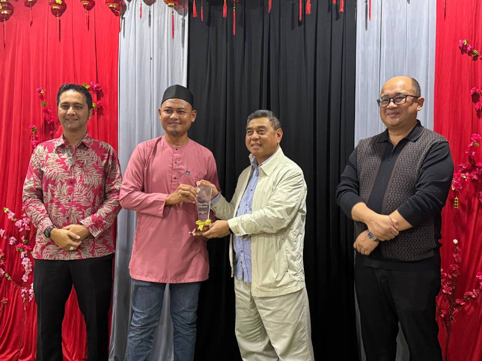 Naib Canselor UMS, Prof Datuk Dr Kasim Mansor (dua kanan) menyampaikan cenderahati kepada wakil media pada Majlis Apresiasi dan Iftar Sahabat Media UMS Sandakan, di Sandakan.