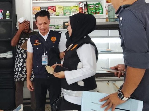 OPS BERSEPADU…Pegawai penguat kuasa KPDN bersama PKK Beaufort, melakukan pemeriksaan di salah satu premis di Beaufort pada Selasa